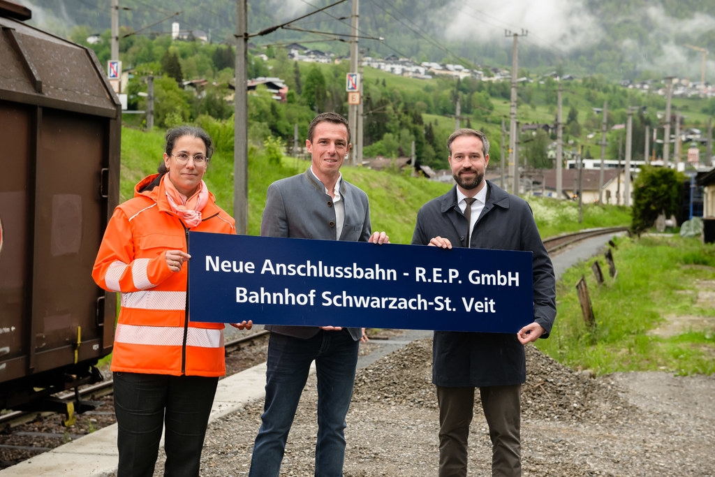 LH-Stv. Stefan Schnöll mit ÖBB-Infrastruktur AG Vorständin Judith Engel sowie R.E.P. Geschäftsführer Thomas Lindinger bei der neuen Anschlussbahn für die R.E.P. in Schwarzach.